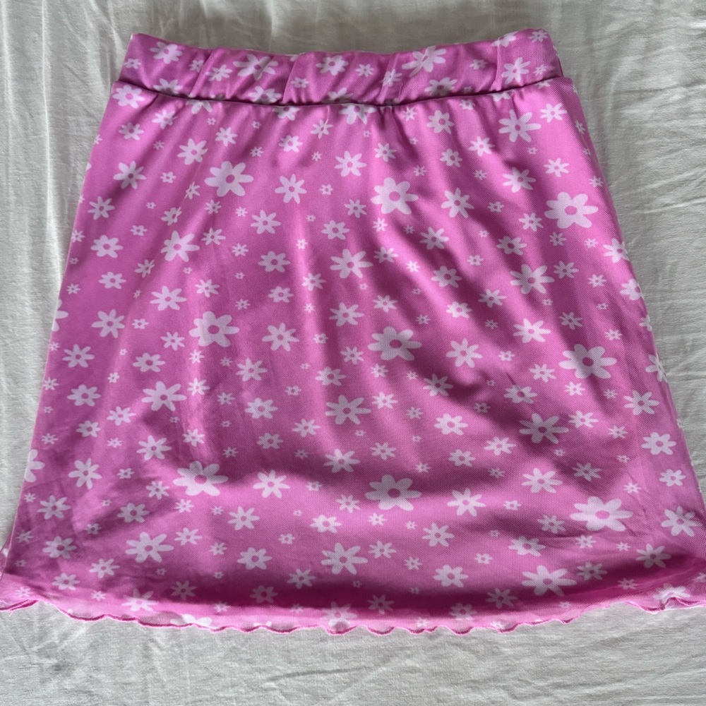 Stretchy bubblegum pink mini skirt with retro white flowers. Size medium